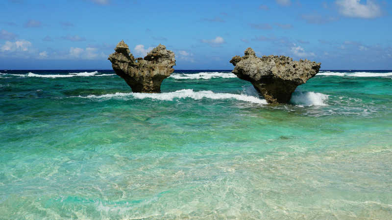 海滩上矗立的两个岩石