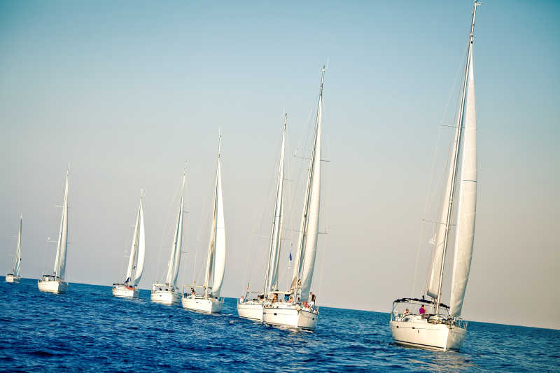 行驶在海上的很多帆船