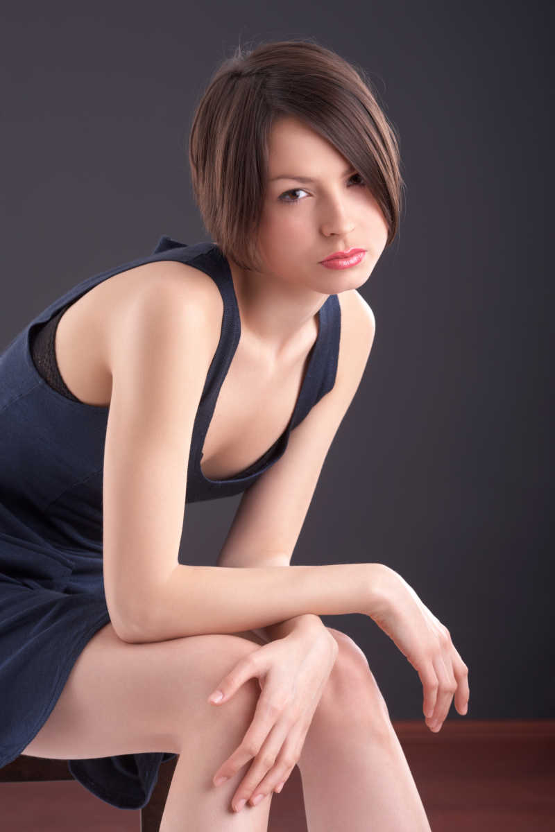 穿着黑色衣服的漂亮女孩