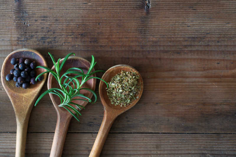 用木勺装着的香料