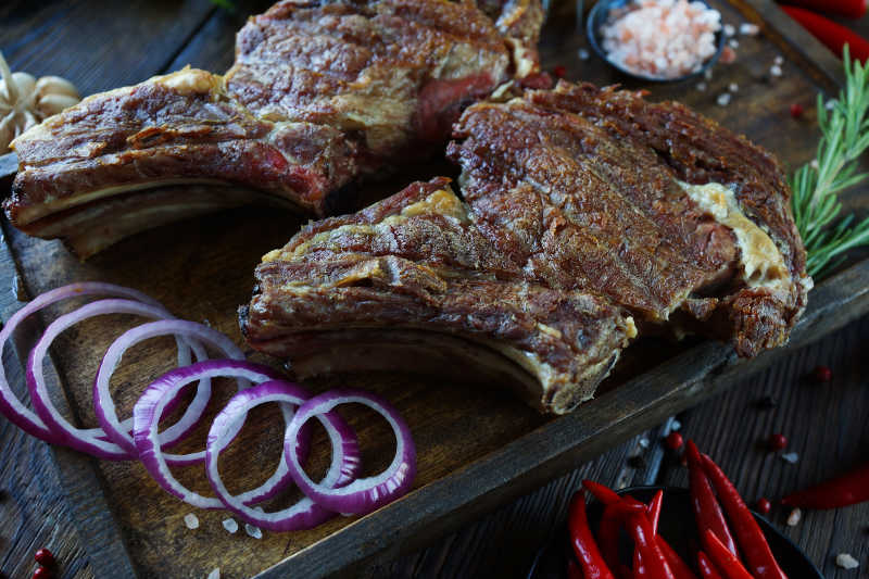 两块牛排配着洋葱圈