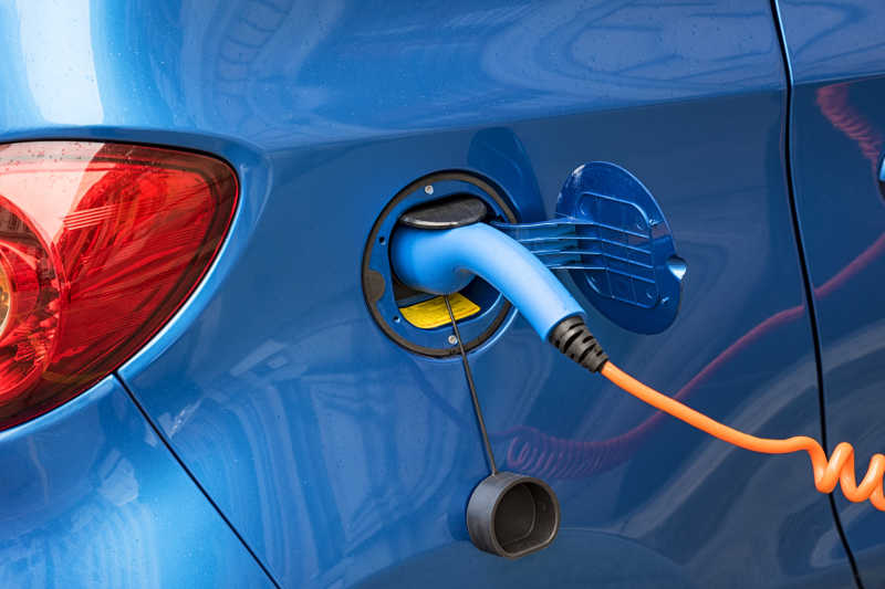 蓝色的电动汽车在充电