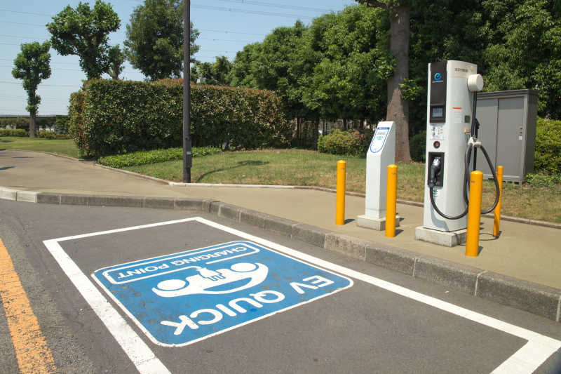 高速公路上电动汽车用的充电器