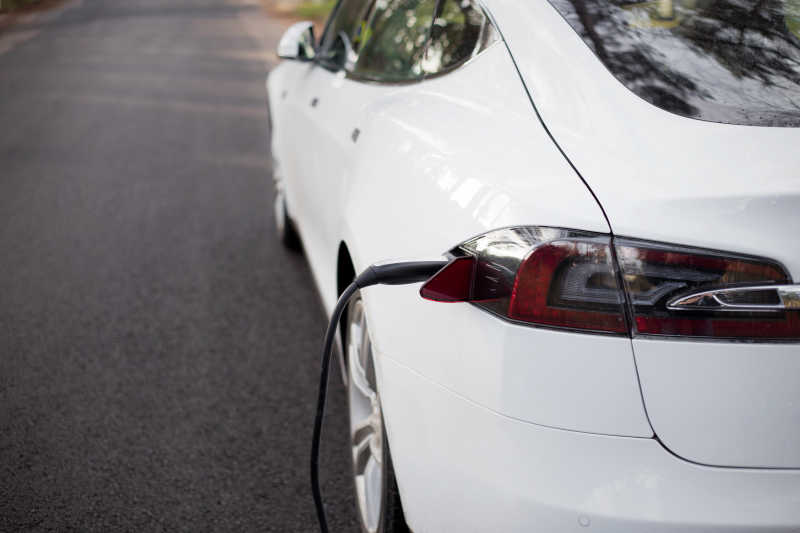 马路边白色电动汽车在充电