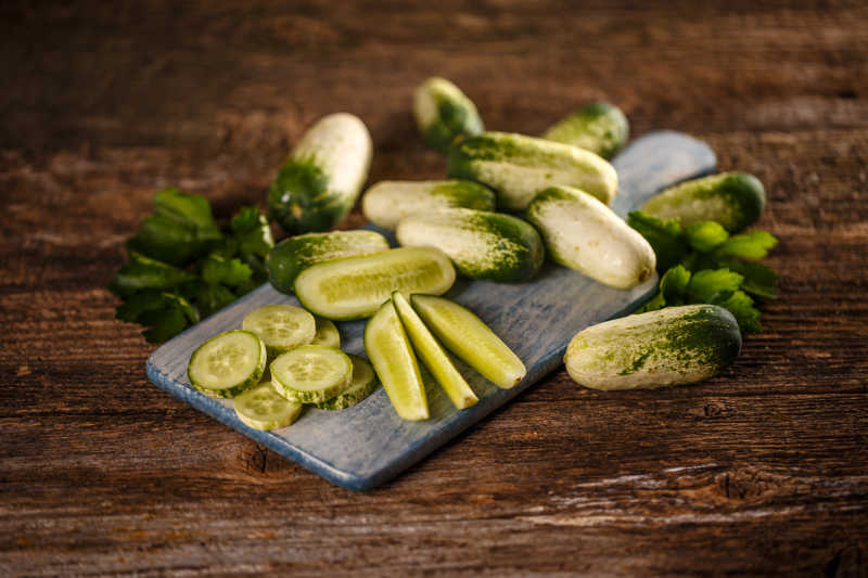 放在木铲上的黄瓜