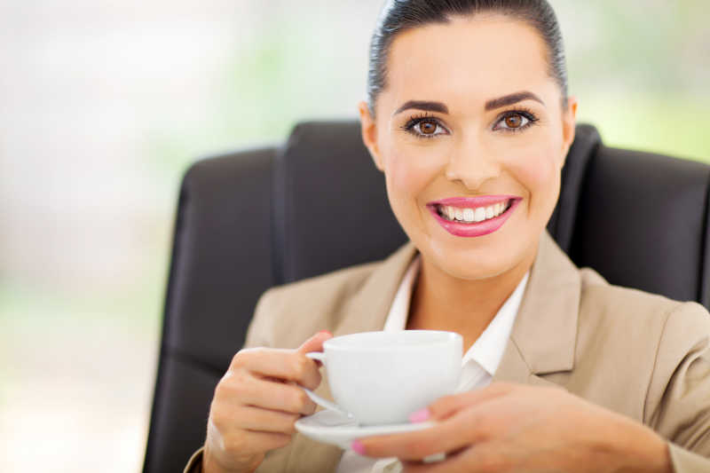 坐在椅子上喝茶的美女