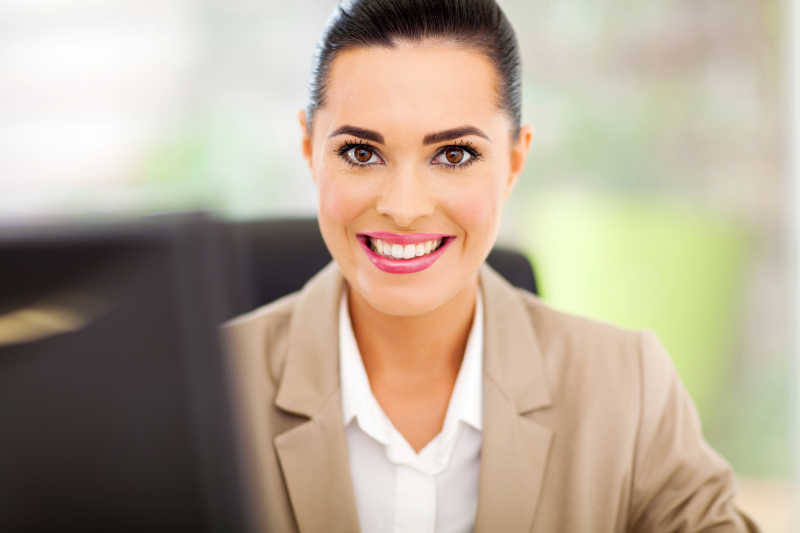 在办公室内微笑的美女