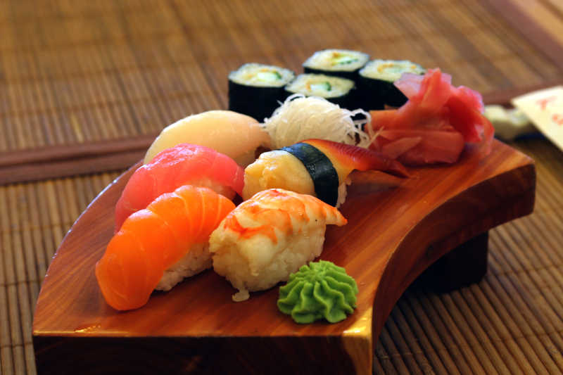 放在木质桌子上的日本食品