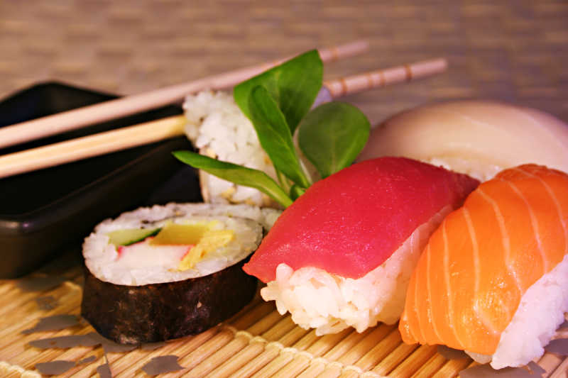 竹盘上的日本寿司