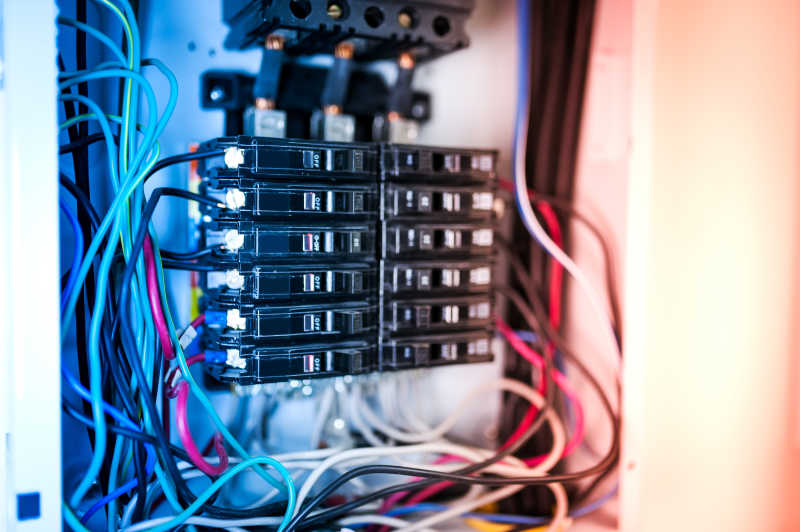 墙上固定好的黑色保险丝盒