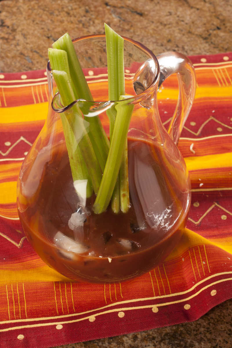 杯子里的芹菜和汤