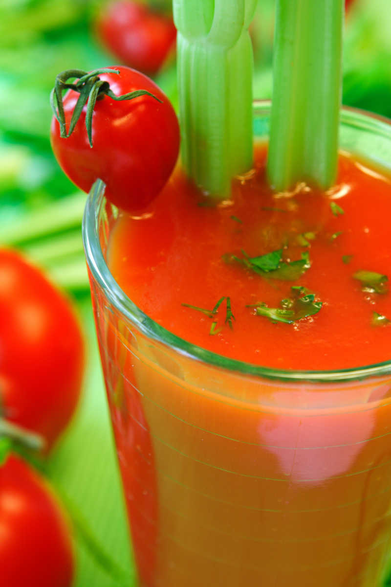 杯子里的番茄蔬菜鸡尾酒