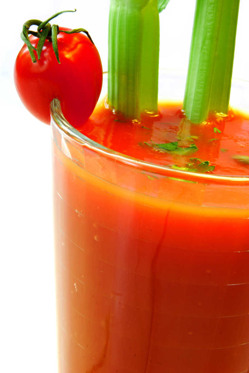 一杯番茄蔬菜鸡尾酒
