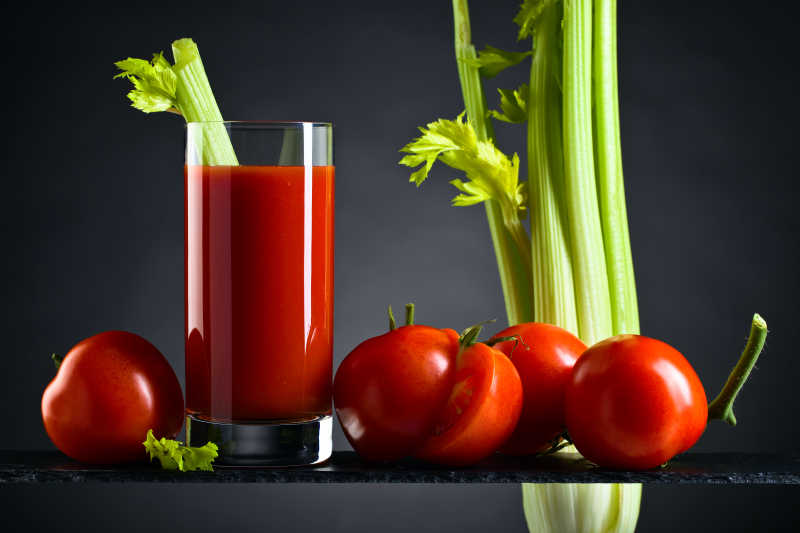 番茄汁加番茄和芹菜条