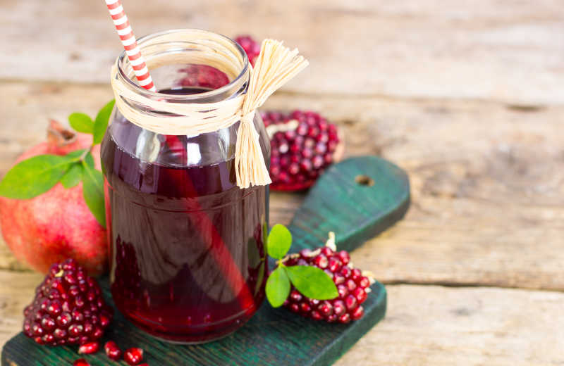 鲜石榴汁在玻璃缸内