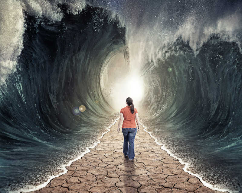 走过分离的海洋的女人