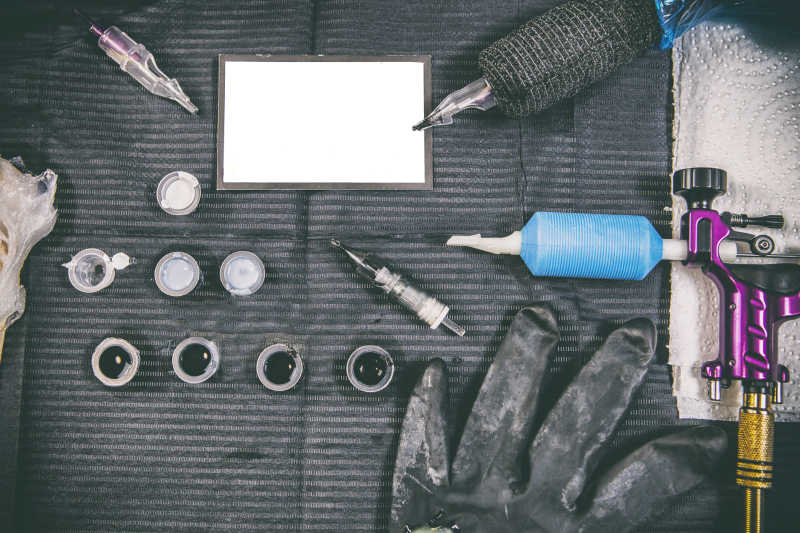 纹身艺术家的桌子