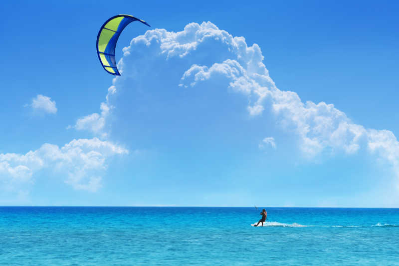 蓝天下蓝黄色的风筝