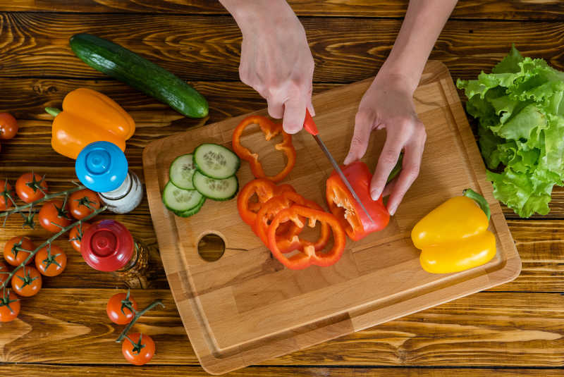 厨房里的女人准备新鲜沙拉