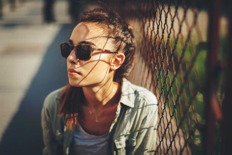 打扮时尚的美女