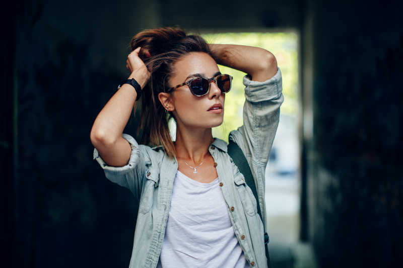 打扮时尚的年轻女人