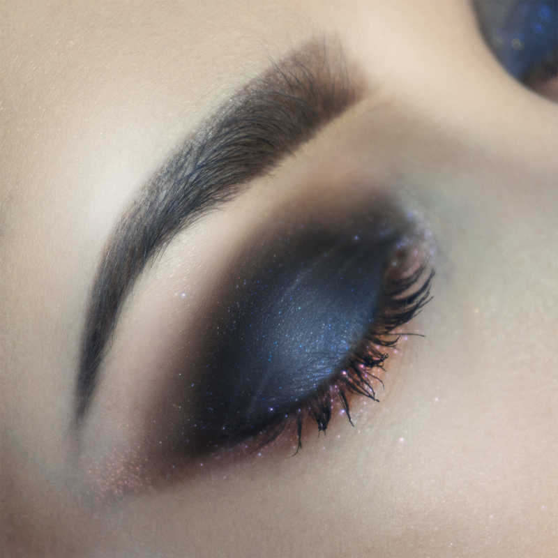 女人脸上美丽的黑色眼妆特写