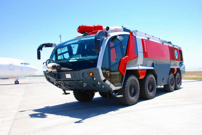 在机场内的消防救援车