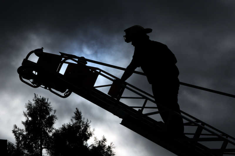 正站在消防梯上的消防队员