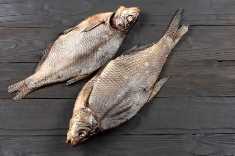 桌上的两条鱼干