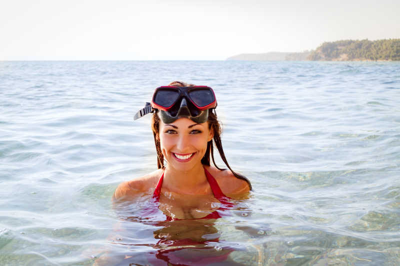 戴着潜水眼睛的美女