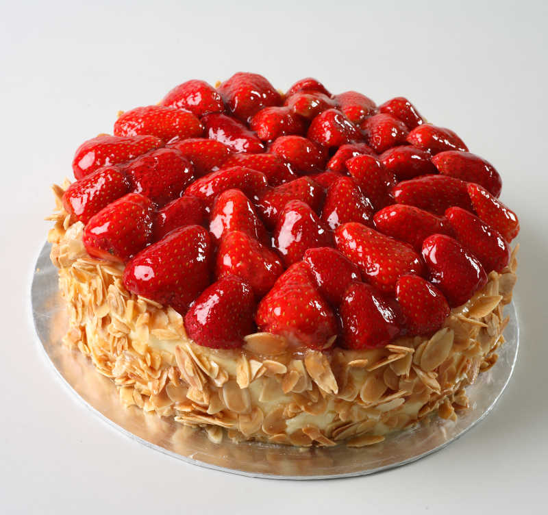 放在盘里子的草莓蛋糕