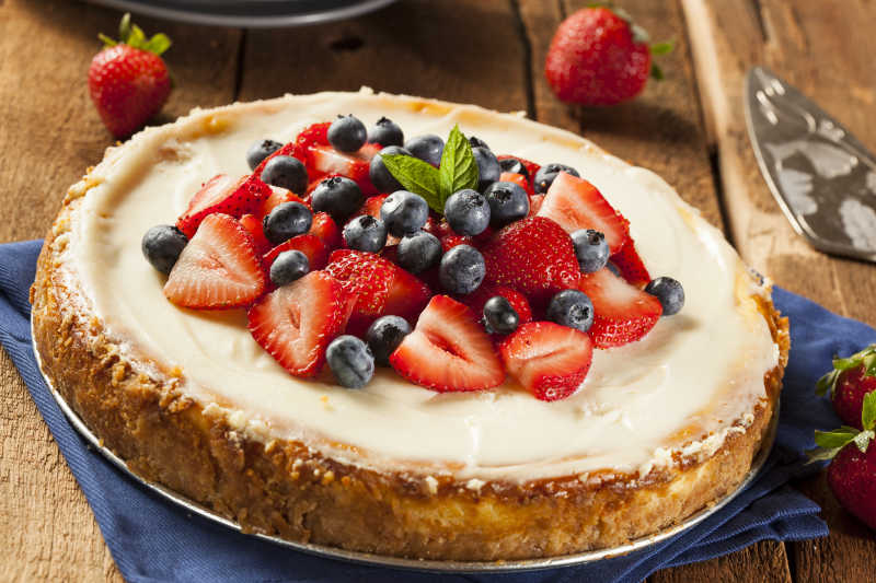 自制的蓝莓加草莓蛋糕