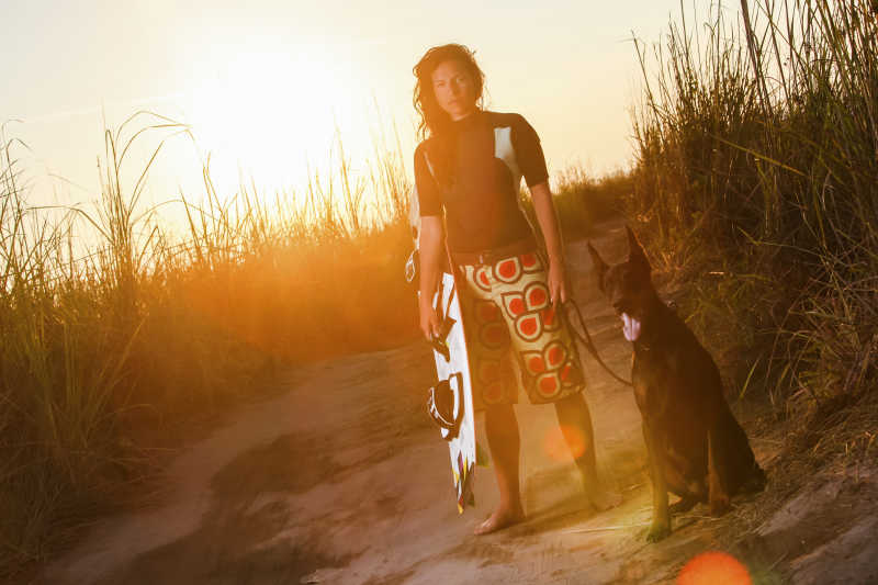 落日下的女孩与宠物狗