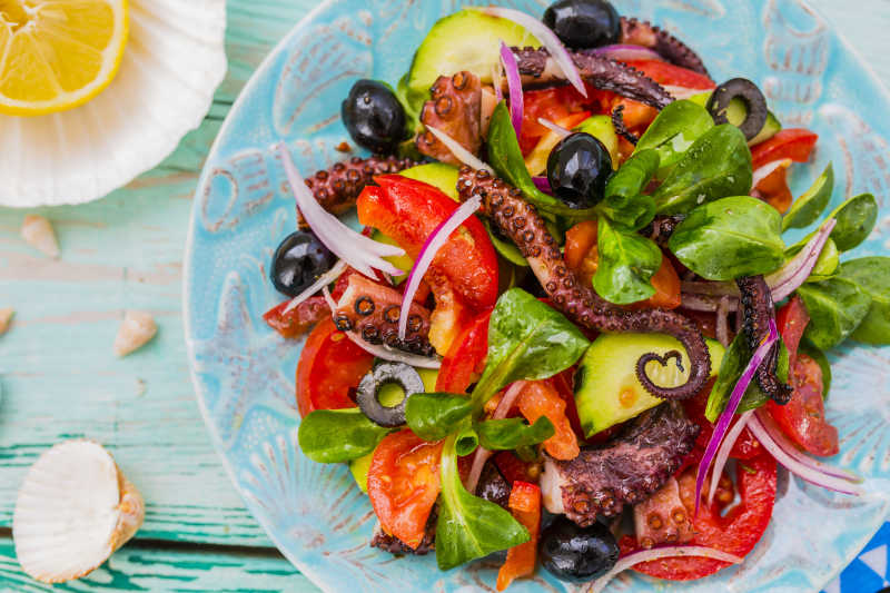 地中海沙拉与烤章鱼