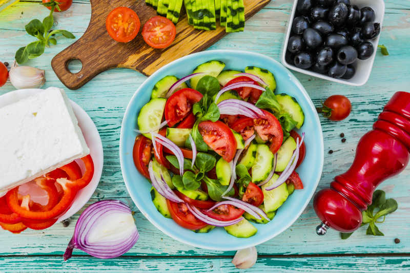 地中海沙拉配黑橄榄