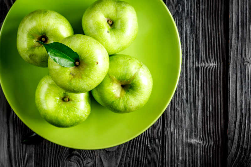 碗中的青苹果