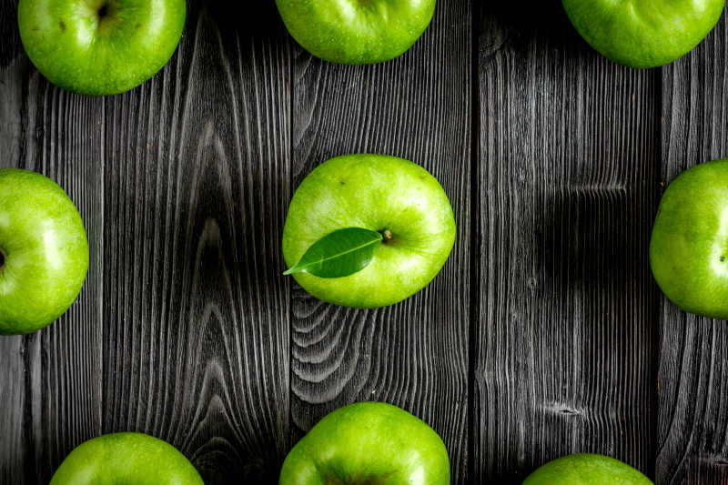 木背景下的青苹果