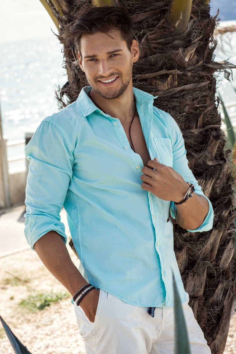 夏日微笑的英俊男子