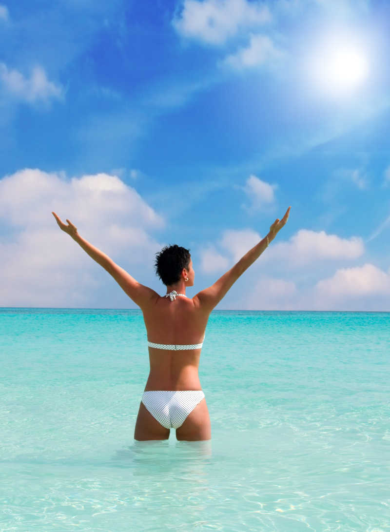 热带海滩水中的人