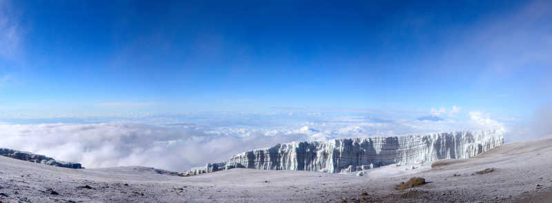 乞力马扎罗山高峰上的雪景