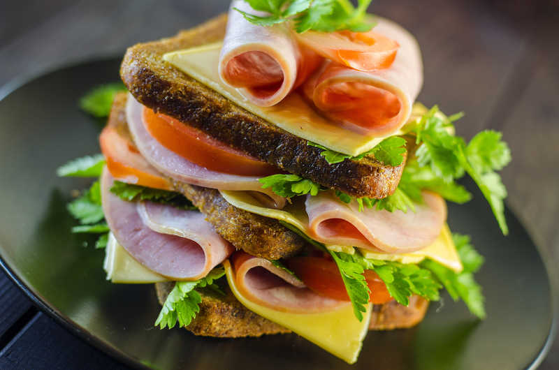 香肠和奶酪美味的三明治