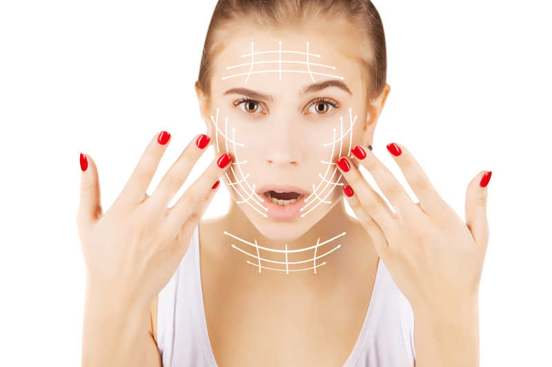 金发模特脸上有手术线条