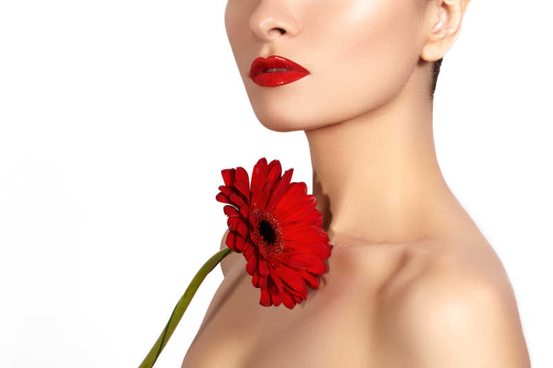 胸前红色花朵的红嘴唇女人