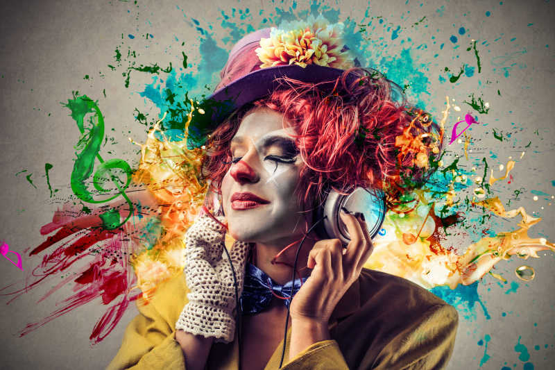 小丑听着音乐在脑中绘画情景