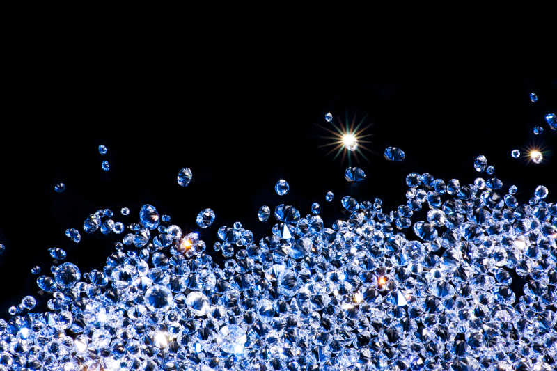 黑色背景下钻石的表面