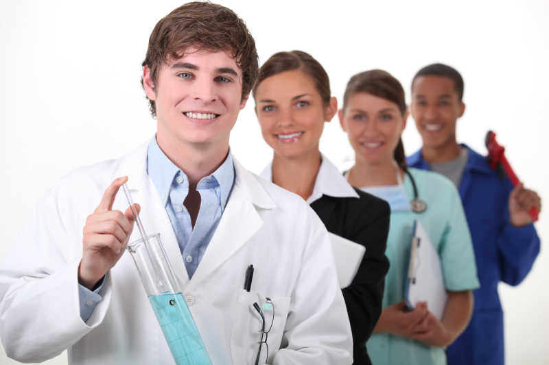 四个不同职业的年轻人对着镜头微笑