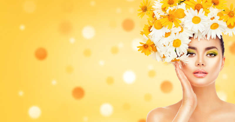 头上戴着花环抚摸着侧脸的美女