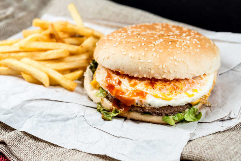 芝士汉堡和金色炸薯条特写