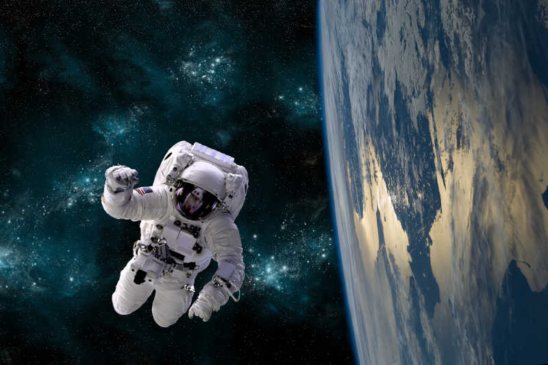 宇航员漂浮在太空中