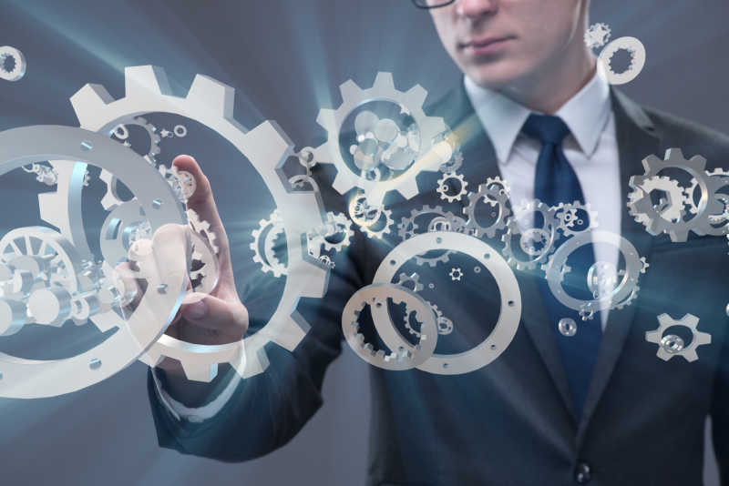 商人手指触摸齿轮团队概念